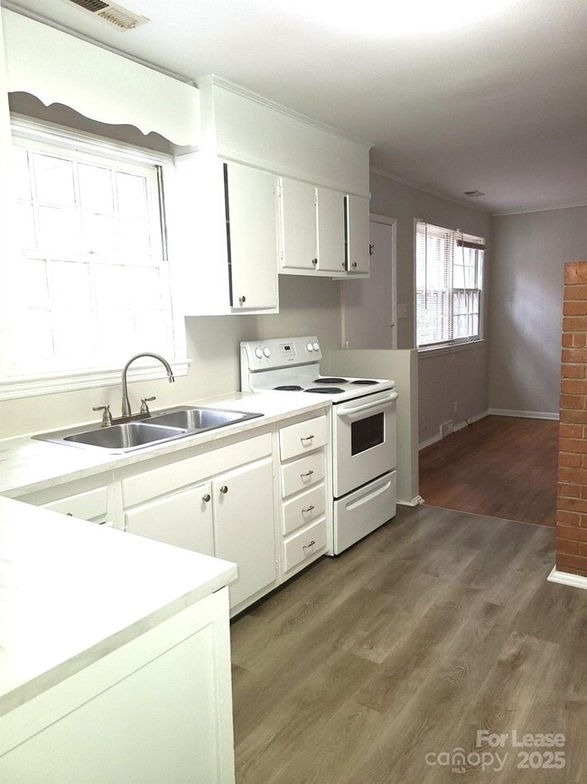 Foto del edificio - 5100 Baker Dr