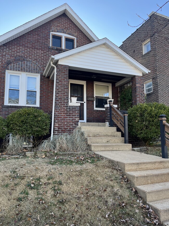 Front view - 4940 Walsh St