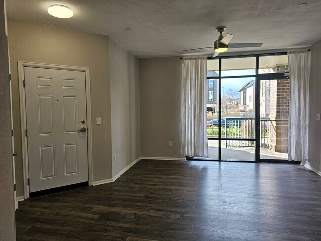 Foto del edificio - Beautifully Updated Two Bedroom Condo. Second Bedroom can be used as an Office/Flex Space.