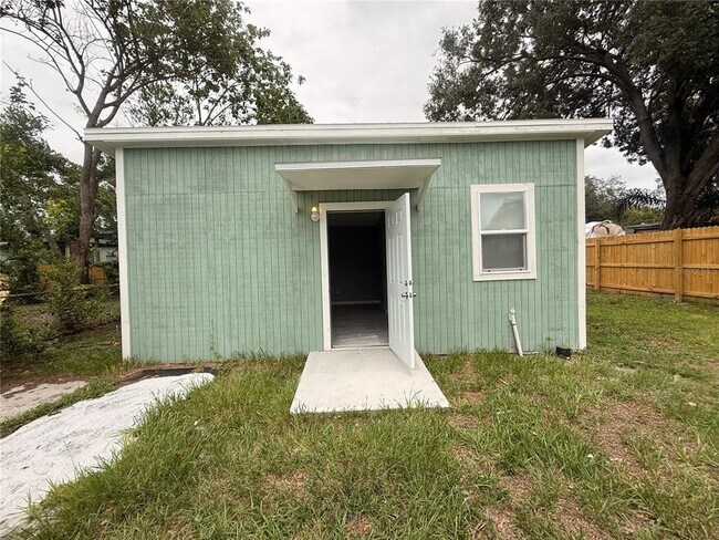 Building Photo - 8623 N Willow Ave