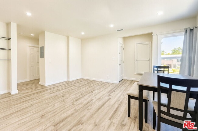 Building Photo - 5248 1/2 Whitsett Ave