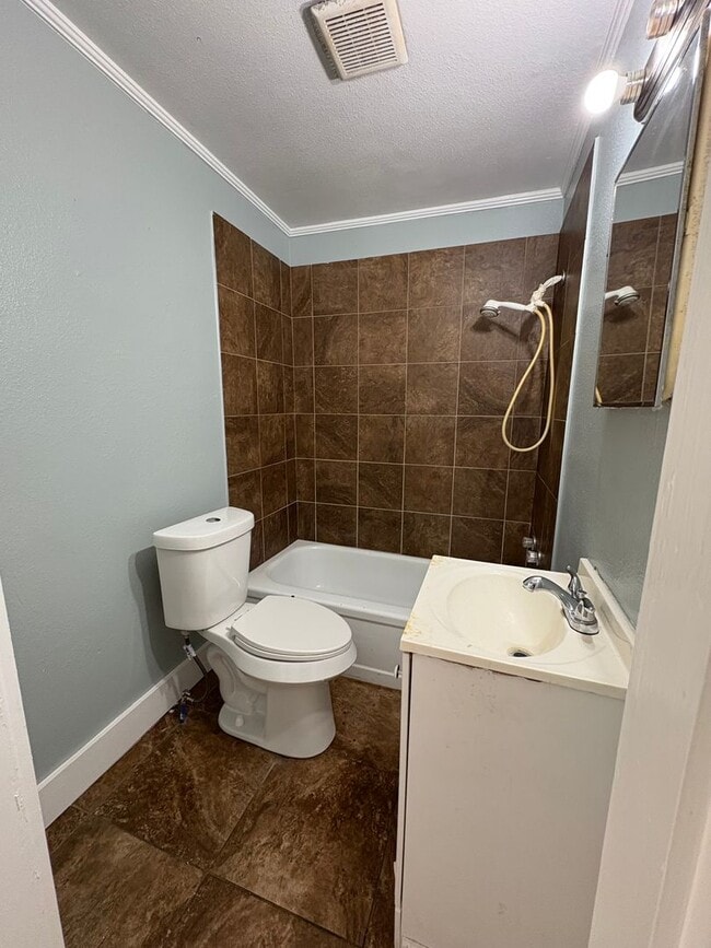 Building Photo - Nice house on large lot with low traffic