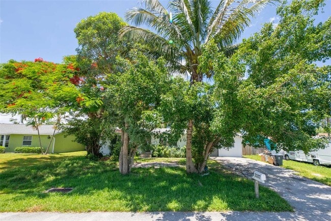 Foto del edificio - 3327 Sapphire Rd