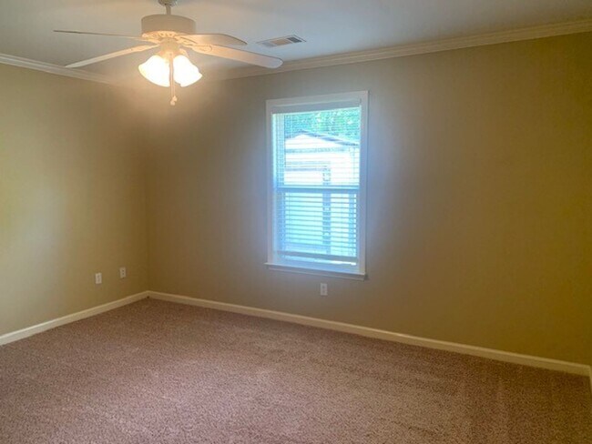 Foto del edificio - Sorry No Smoking and Pets Permitted with Restrictions