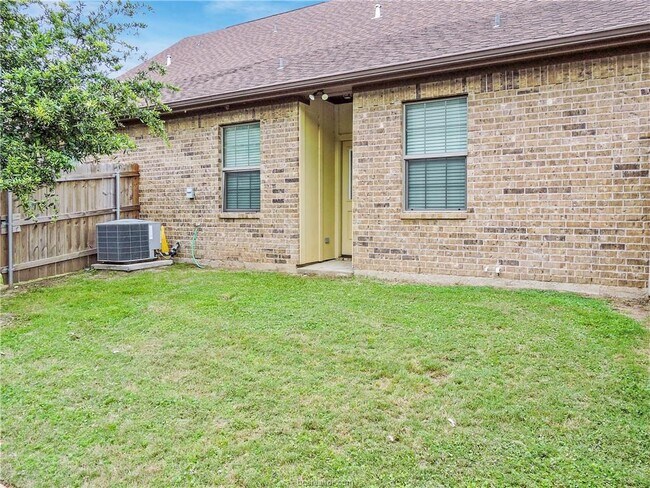 Building Photo - 415 Momma Bear Dr