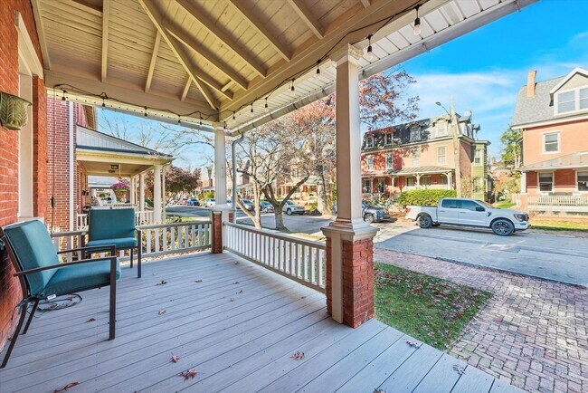 Foto del edificio - COMING SOON!  Charming Updated Twin in Wes...