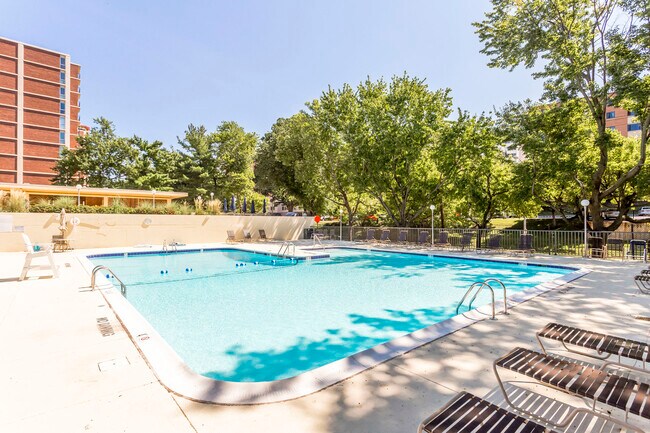 Pool - Tennis & Barbque Area Too... - 1300 Army Navy Dr