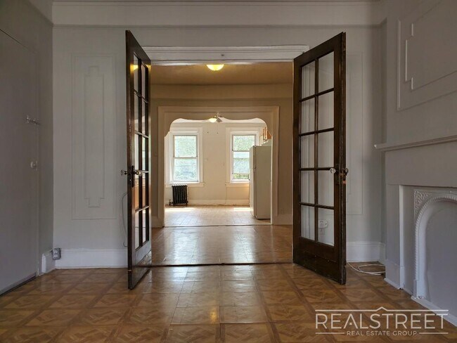 Foto del edificio - Huge Floor-Through 1 Bedroom with Private Backyard