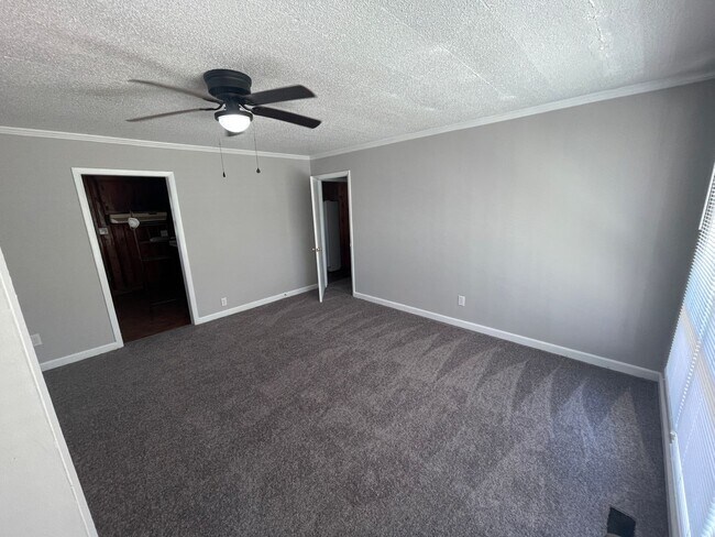Building Photo - 3 Bedroom House with Screened Porch and Fe...