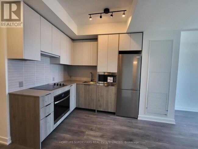 Building Photo - 1007 The Queensway