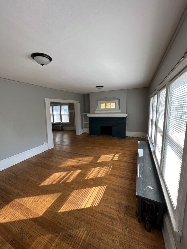 Foto del edificio - 4 Bedroom Near UWM Campus