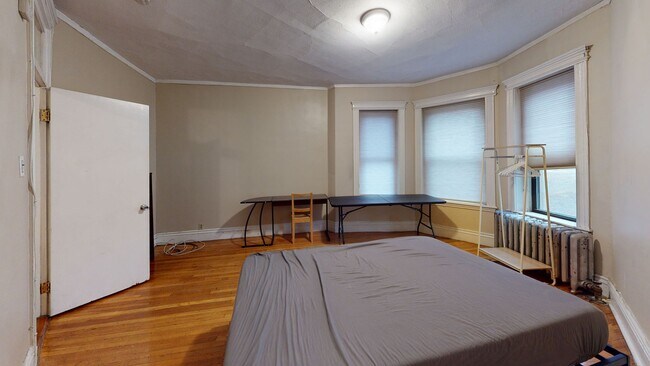 Building Photo - OWNER PAYS BROKER FEE!!!   FENWAY 1 BED SPLIT WITH UPDATED KITCHEN, HT HW INCLUDED