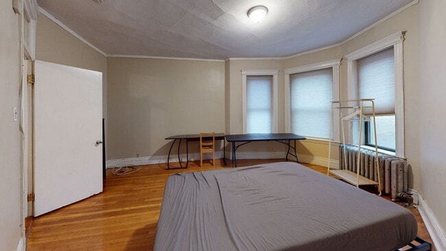 Foto del edificio - OWNER PAYS BROKER FEE!!!   FENWAY 1 BED SPLIT WITH UPDATED KITCHEN, HT HW INCLUDED