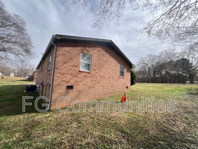 Foto del edificio - 5212 Lewis Rd