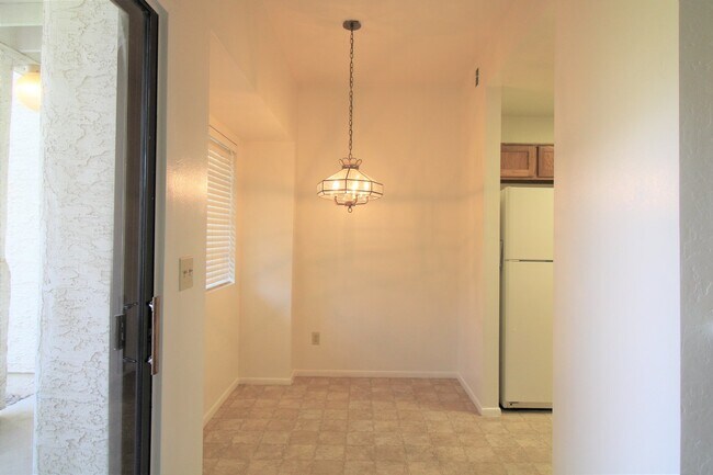 Foto del edificio - Really Cute Condo Available for Immediate ...