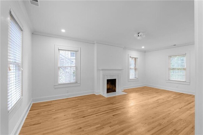 Building Photo - 833 Martina Dr NE