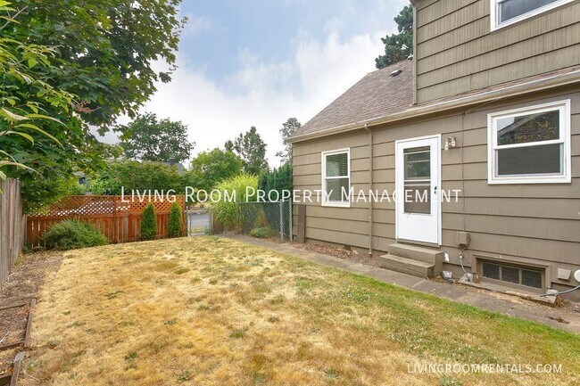 Building Photo - 5001 NE 32nd Pl