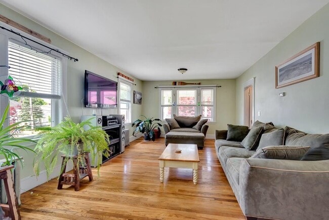 Building Photo - 40 Standish St