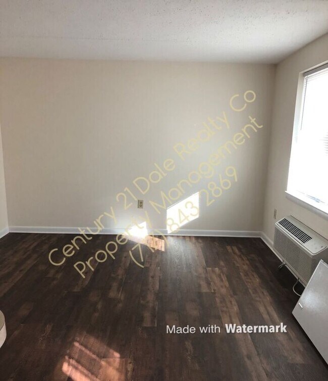 Foto del edificio - 3522 E Market St