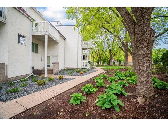 Foto del edificio - 3014 Lake Shore Dr