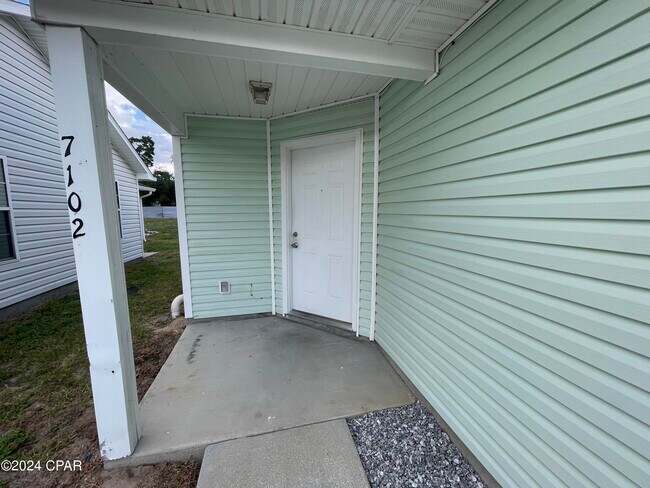 Building Photo - 7102 N Lagoon Dr
