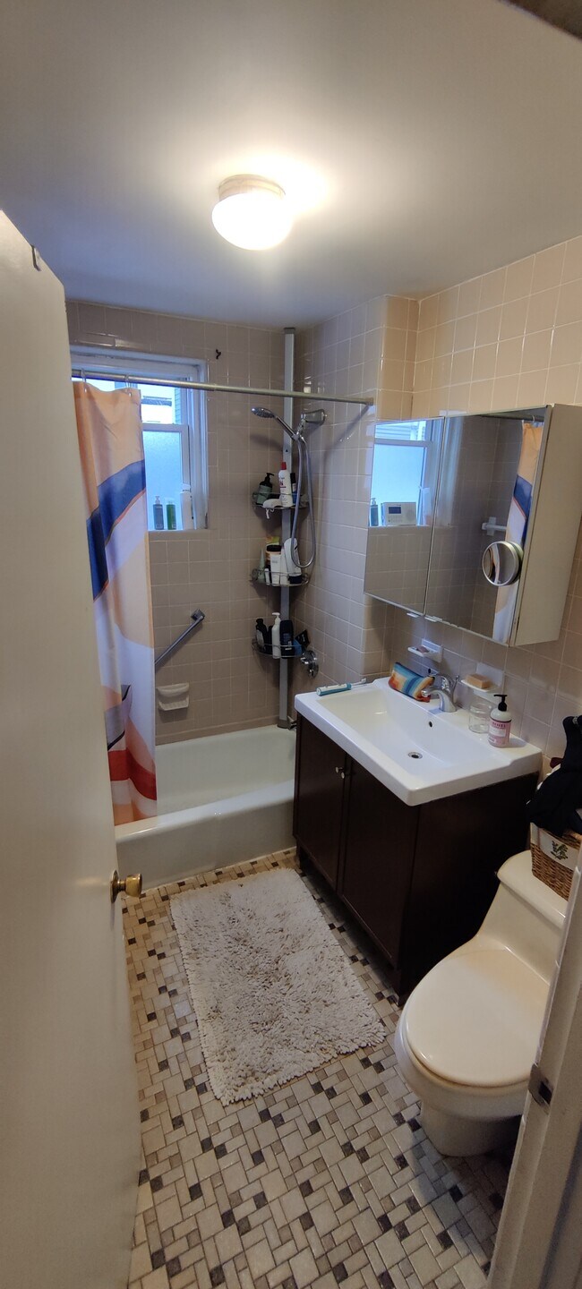 Bathroom - 7 Bigelow St