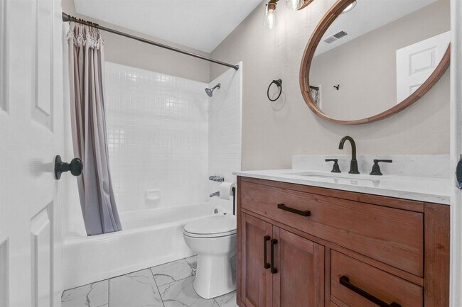 Foto del edificio - Stunning Remodeled Townhome in Prime Locat...