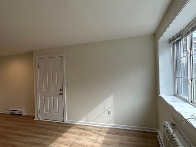 Foto del edificio - Large, updated 2 bedroom near the Green Line in Brighton