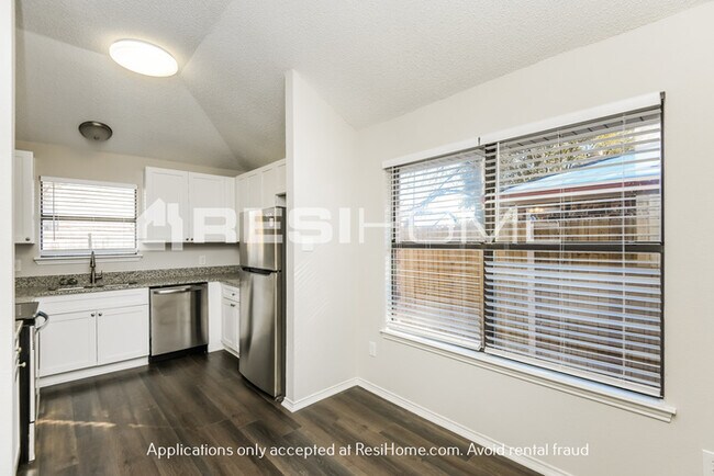 Foto del edificio - HOME FOR RENT!!
