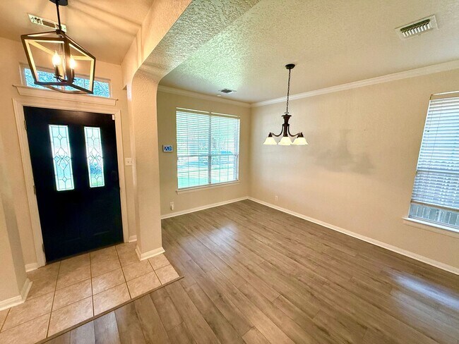 Foto del edificio - **APPLICATION RECEIVED** AVAILABLE NOW! AM...