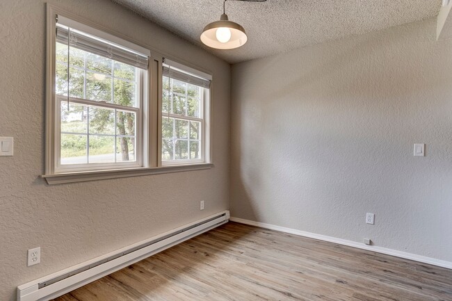 Building Photo - Recently Remodeled 2 bed 1 bath Home in Si...