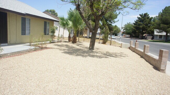 Foto del edificio - Charming 3Bed/2Bath/2Car residence with gated pool located in E. Las Vegas