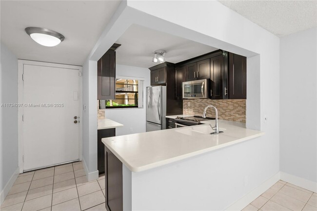 Building Photo - 10855 SW 112th Ave