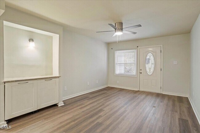 Foto del edificio - 7124 Longstreet Dr