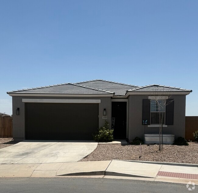 3 bed/2 bath w/pool 1750 sq ft - 1089 W Elm Ave