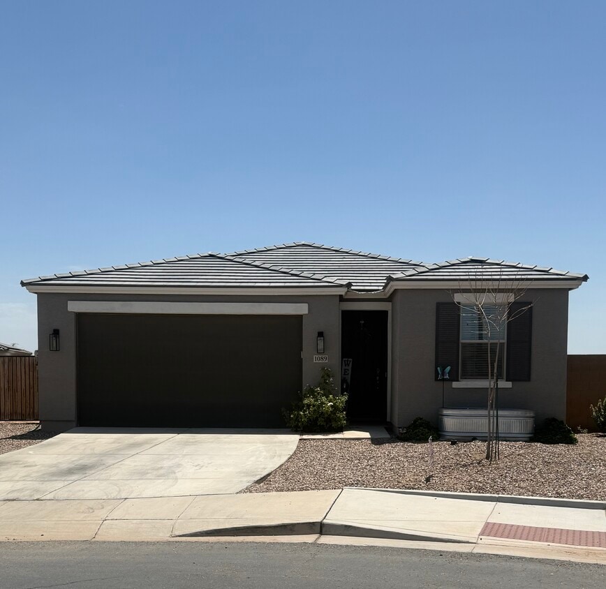 3 bed/2 bath w/pool 1750 sq ft - 1089 W Elm Ave