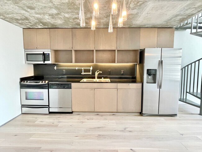 Building Photo - 2 Level Penthouse Loft! 1BR + Office/1.5BA...