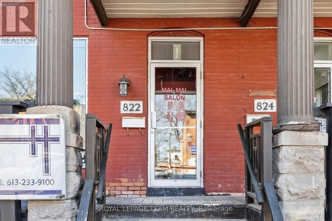 Building Photo - 824 Somerset St W