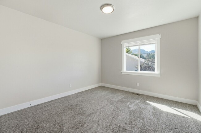 Building Photo - 51 S 400 W St