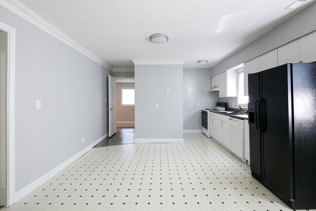 Foto del edificio - Spacious stone ranch on large corner lot, ...