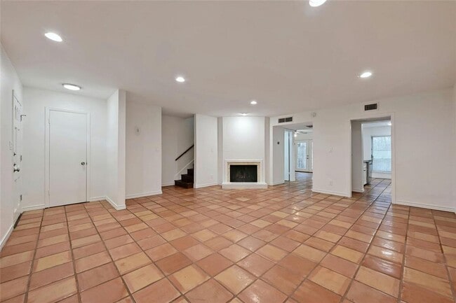 Building Photo - 6637 Valleyside Rd