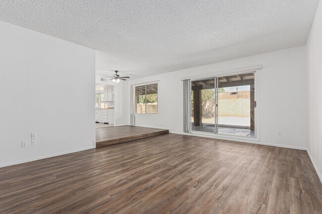 Building Photo - Large redone home in north Glendale