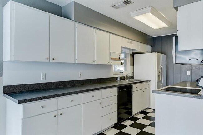 Building Photo - 5808 24th St Ct W