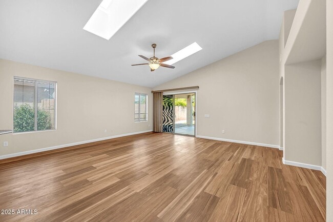 Building Photo - 3124 E Roveen Ave