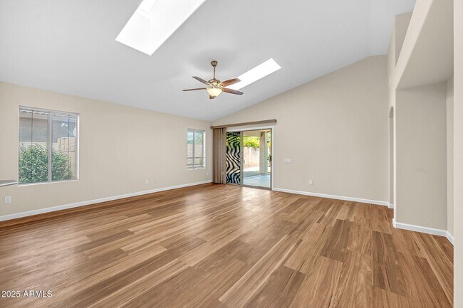 Foto del edificio - 3124 E Roveen Ave