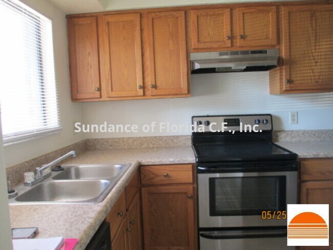 Building Photo - Townhouse in Buenaventura Lakes
