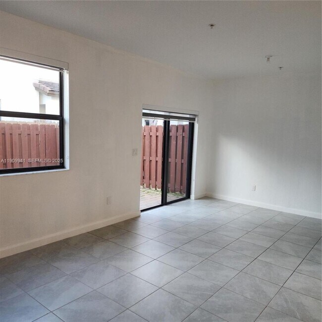 Foto del edificio - 236 SW 159th Ter