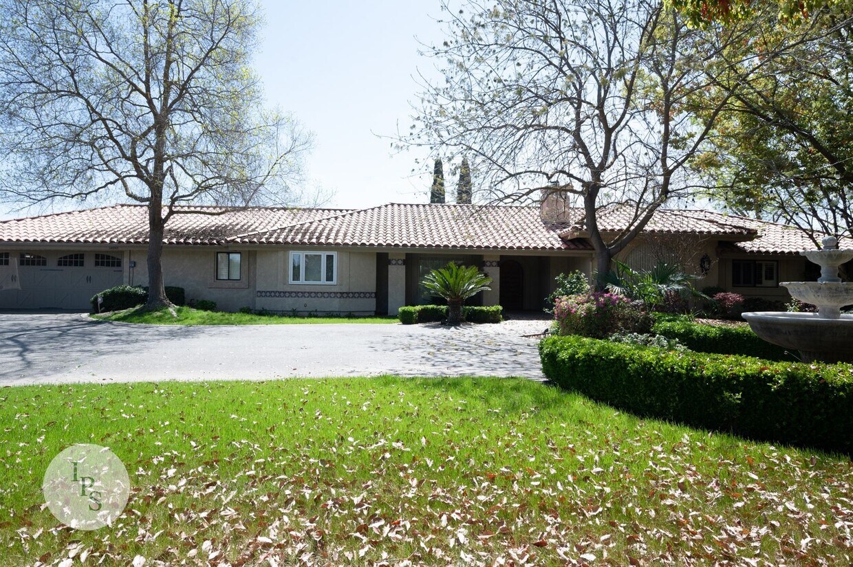 Foto principal - Madera Home, 3BR/3BA, Blt 1983 – Fully Rem...