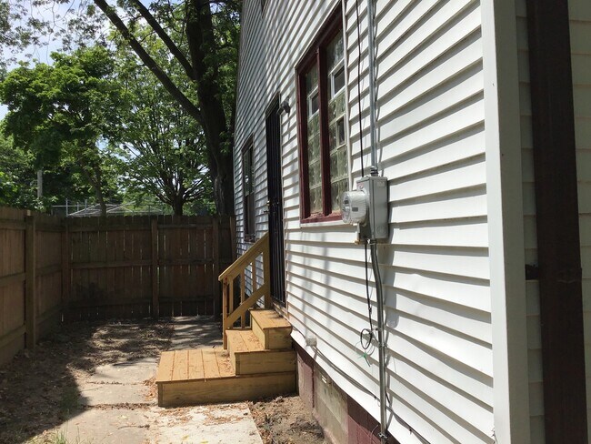 Building Photo - 3 Bedroom Single Family Home