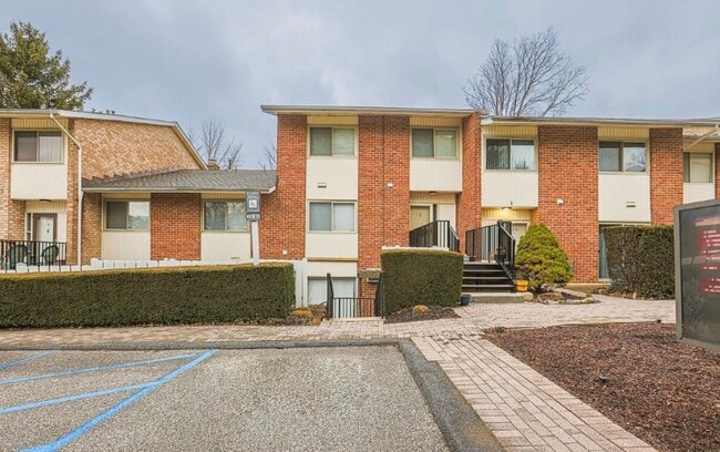 Building Photo - 13 Stonehenge Cir